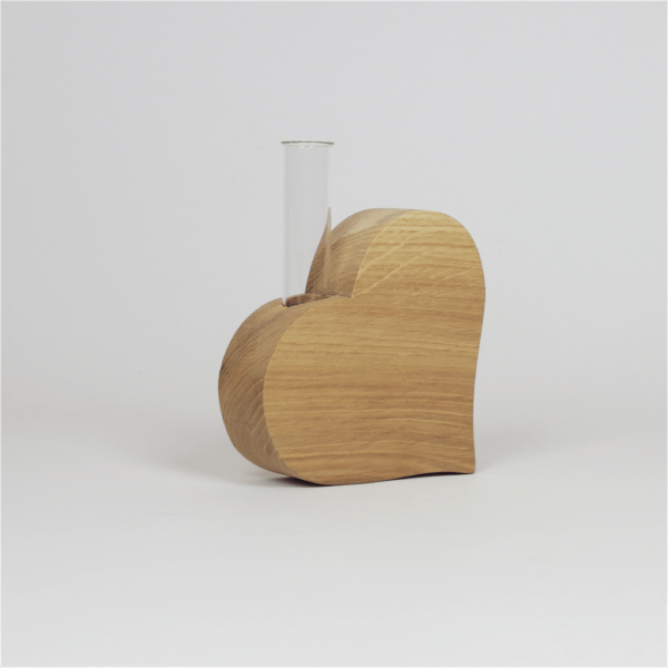 Herzdeko Reagenzglasherz aus schönem Eichenholz - schöne Hoteldeko und Tischdeko - auch eine schöne Geschenkidee aus Holz