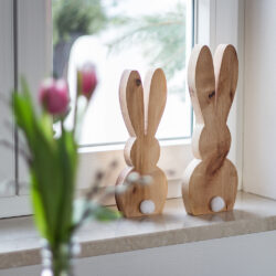 Osterhase aus Holz mit Bommel