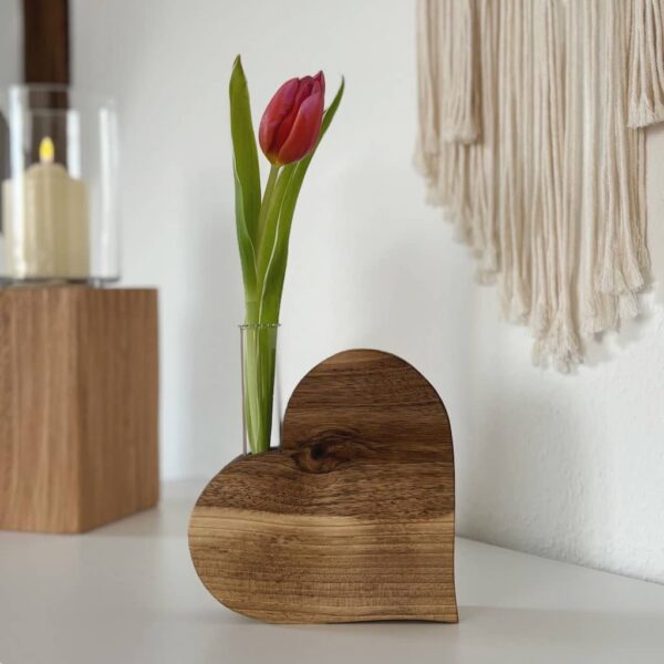 schönes Dekoherz aus Nussbaumholz mit Reagenzglas als Vase - Blumenvase Tischvase Herzvase