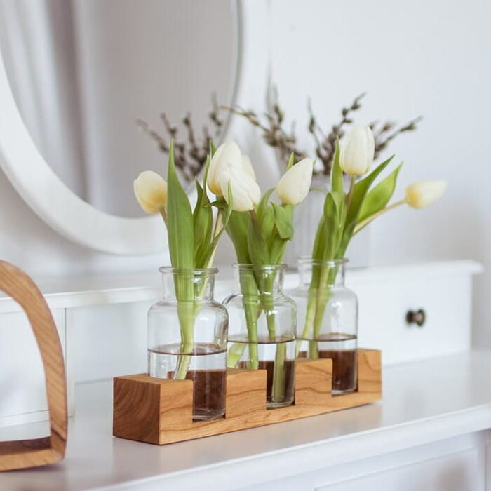 Holzvase als schöne Tischdeko für den Frühling - Schöne Hoteldeko aus regionalem Holz