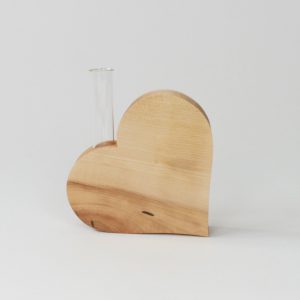 Herz mit Reagenzglas als Geschenk aus Holz