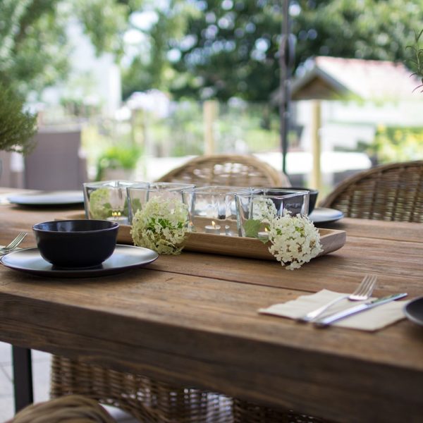 Gartentisch dekoriert mit handgemachter Holzschale