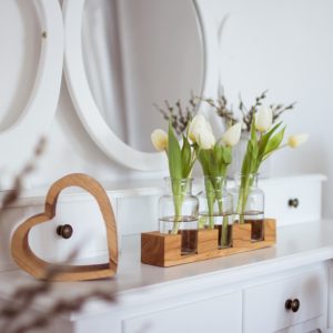 Blumenvase aus Holz und Glas