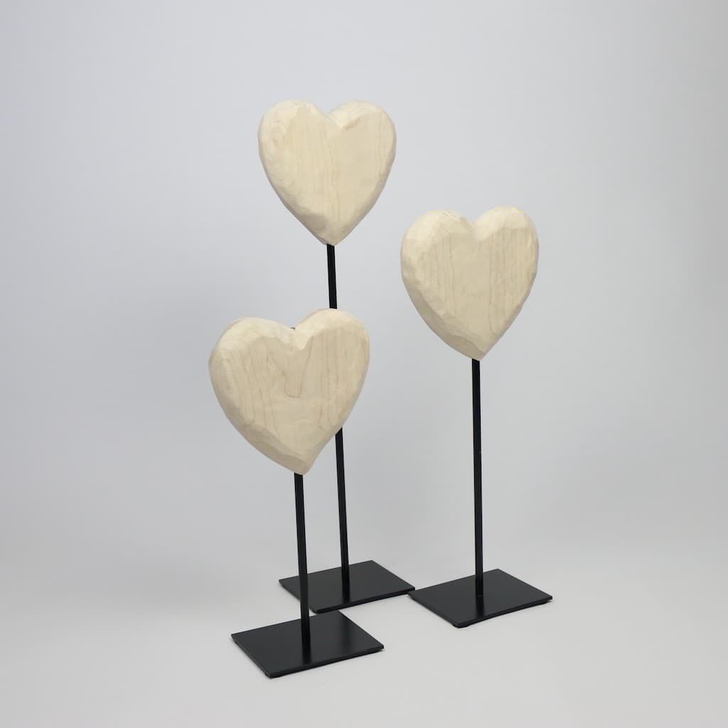 schöne Deko für jeden Wohnstil - Dekoherzen aus Ahornholz - naturbelassen auf Metallfuss schwarz