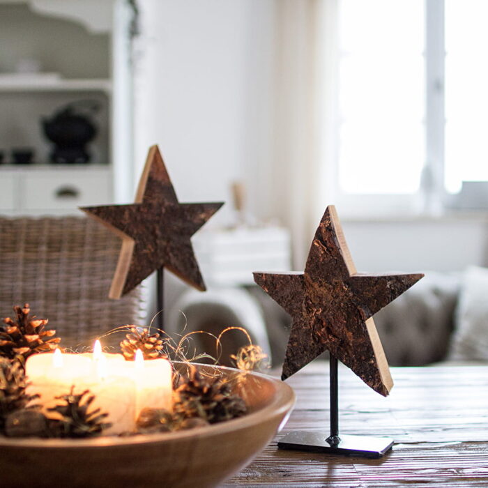 Holzsterne mit Rinde auf Metallfüssen als Adventsdeko