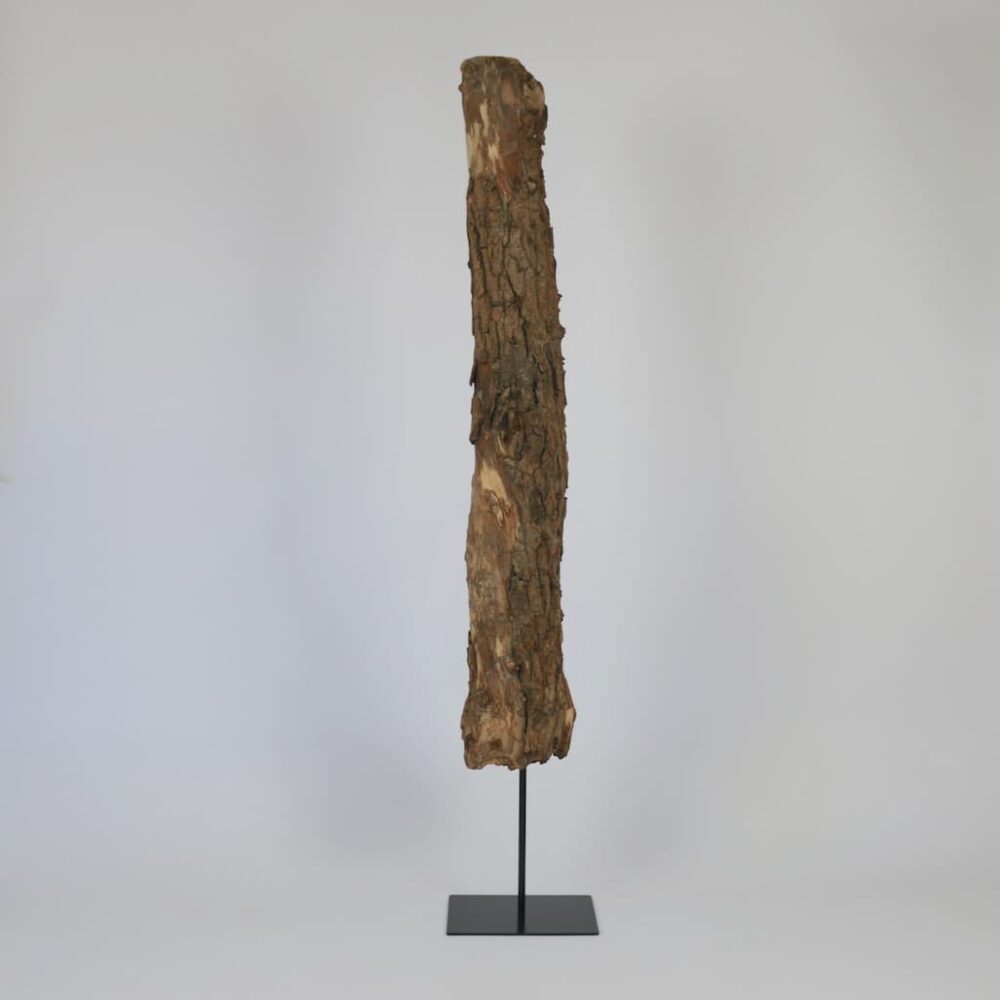 schöne Skulptur aus Treibholz mit Teilweise Rinde