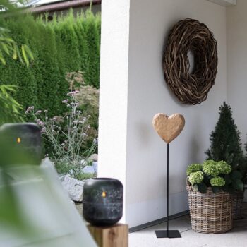 Holzherz aus Eichenholz gefertigt auf hohem Metallfuss