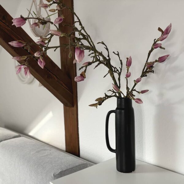 schwarze Vase mit schönen Magnolienzweigen