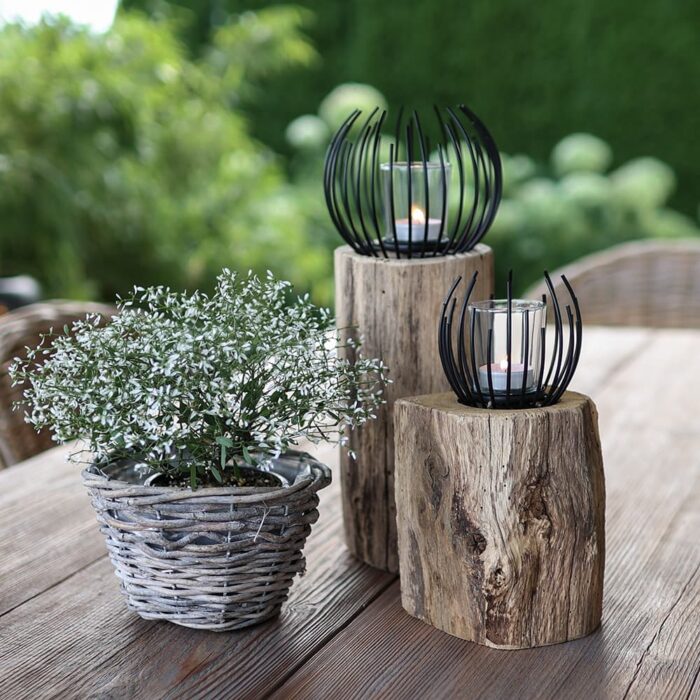 Windlichtsäule klein aus Altholzbalken Eiche gefertigt - mit schönem schwarzen Drahtgestell passend für ein Teelicht