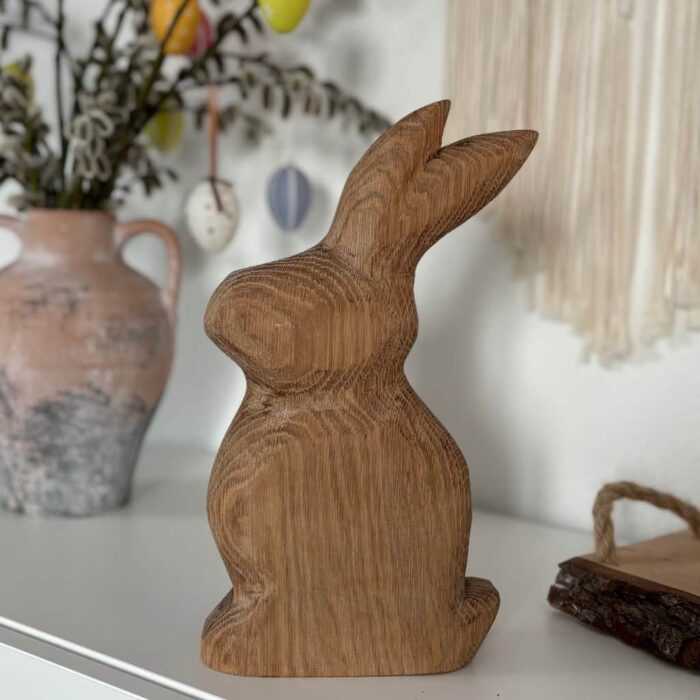 Holzhase aus Eichenholz geschnitzt - schöne Deko für Hotels und Restaurants