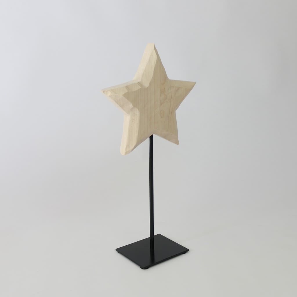 Holzstern aus regionalem Ahornholz gefertigt naturbelassen auf Metallfuss gesteckt - wunderschöne Weihnachtsdeko für Hotel und Restaurants