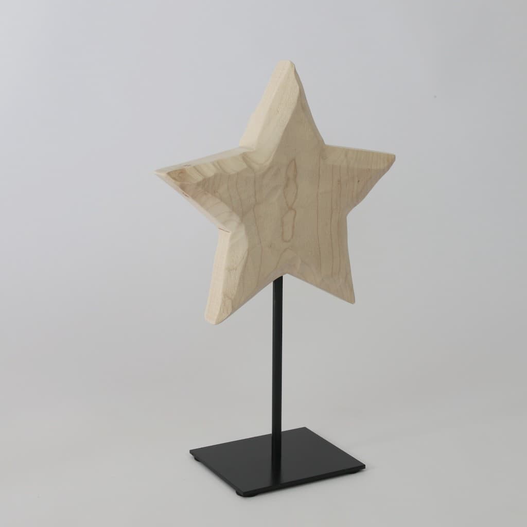 schöner handgemachter Holzstern naturbelassen aus Lindenholz gefertigt aufgesteckt auf einen schwarzen Metallfuss - schöne Deko zum Verschenken