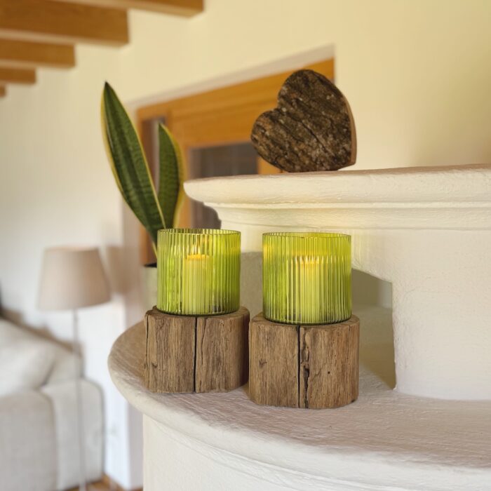 Windlichter aus Eiche Altholz mit grünem Glas im Wohnbereich